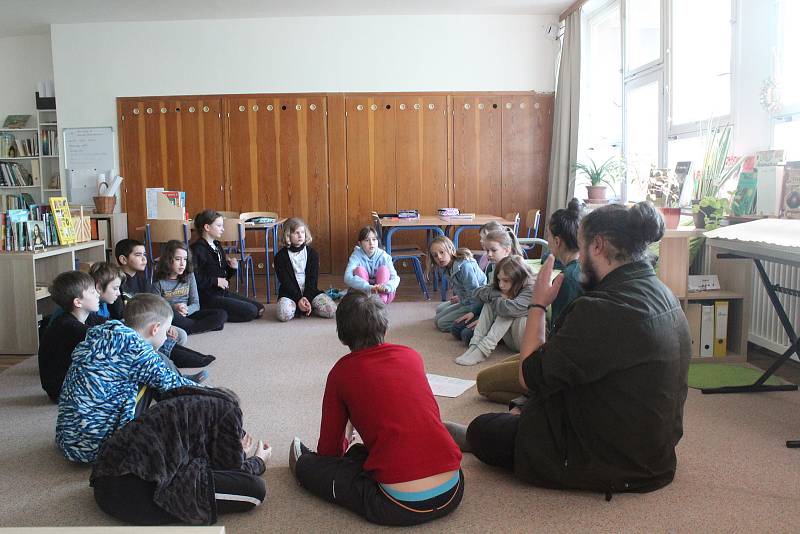 Montessori škola je alternativně-výchovný program vzdělávání, který staví na myšlence rozvíjení poznatků a dovedností dítěte jako jednotlivce. Žáci řeší úkoly samostatně i ve skupině. 