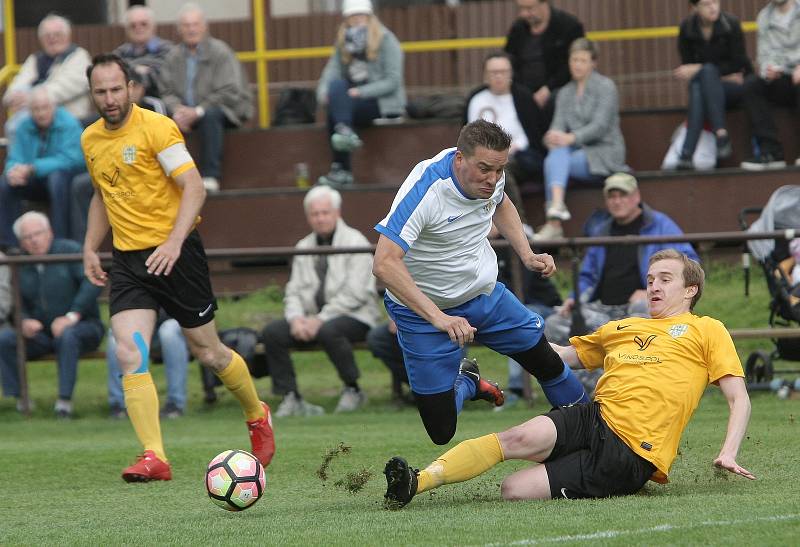 Fotbalisté Tišnova na domácím hřišti nezvládli roli favorita a ve šlágru krajského převoru podlehli Mutěnicím 1:2.