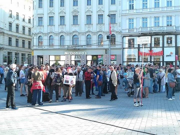 Další protesty proti chování prezidenta Miloše Zemana a ministra financí Andreje Babiše. V Brně se 17. května sešli lidé na náměstí Svobody na demonstraci Proč? Proto!