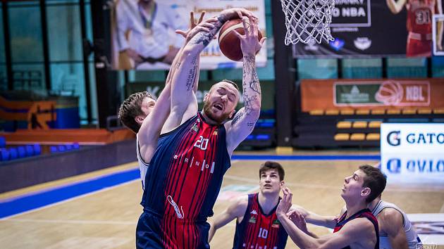Brněnský basketbalista Šimon Puršl (v červeno-modrém) bojuje v sérii s USK Praha i přes bolesti paty. Do klíčového zápasu ve středu přesto nastoupí.