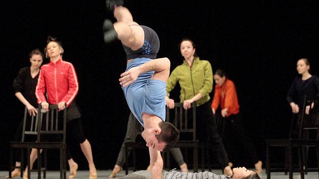 Ukázka ze zkoušky k choreografii Beethoven od Mária Radačovského. Na pátou symfonii Ludwiga van Beethovena zatančí téměř celý soubor – čtyřicet sólistů, kteří se v kostýmech Patricie Barkerové promění v členy orchestru.