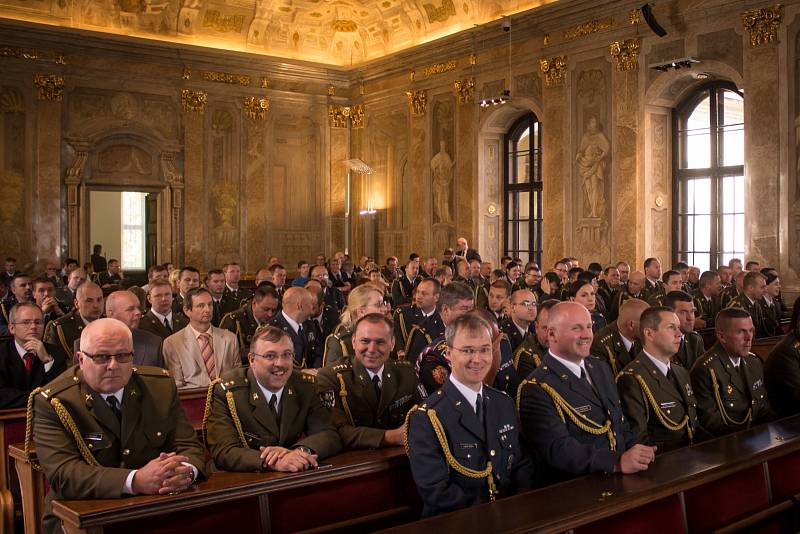 Důstojníci, kteří úspěšně zvládli kurzy na Univerzitě obrany, si ve čtvrtek přišli na Novou radnici v Brně pro diplomy.