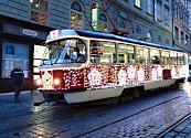 Osvětlená tramvaj, betlém i vánoční výzdoba přinesly do ulic Brna adventní atmosféru.