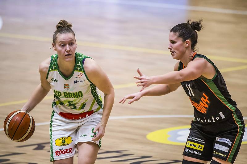 Basketbalistka KP Brno Eva Kopecká (s míčem) v semifinále domácího poháru proti Žabinám. Foto: Václav Mudra/ČBF