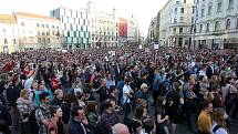 Brno 20.3.2020 - srovnání místa před a po zákazu pohybu bez zakrytých úst a nosu - náměstí Svobody