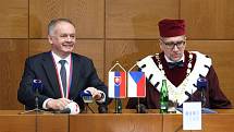 Slovenský prezident Andrej Kiska převzal na brněnské Masarykově univerzitě zlatou medaili.