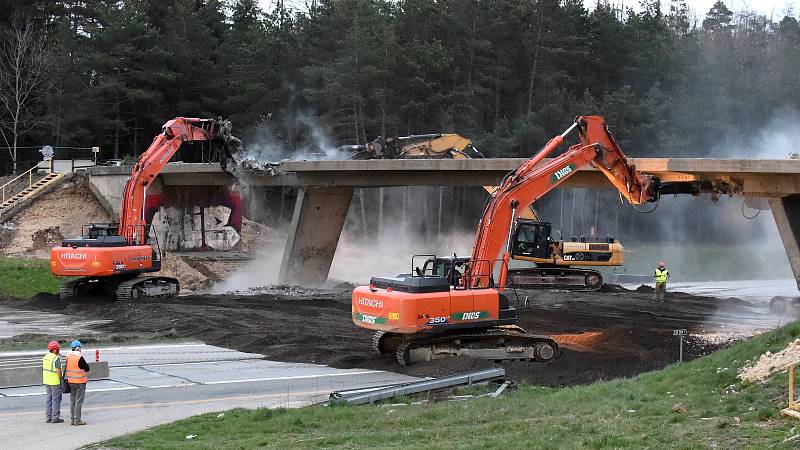 Brno 18.4.2020 - demolice mostu na dálnici D1