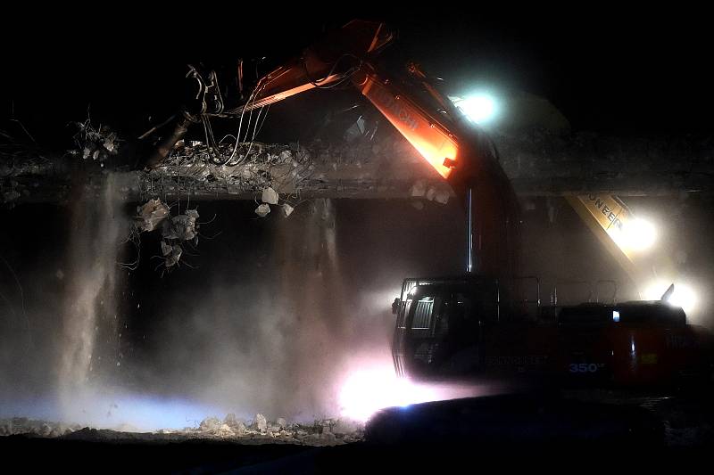 Brno 18.4.2020 - demolice mostu na dálnici D1