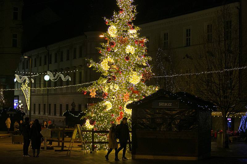 Pohled na netradiční předvánoční Brno - pustý Zelný trh a centrální náměstí Svobody.