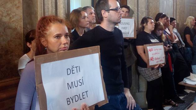 Na úterní zasedání brněnských zastupitelů přišla stovka protestujících s transparenty. Chtěli více bytů pro chudé.
