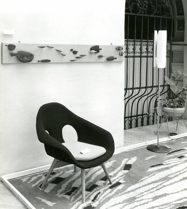 Fotografie jedné z prvních výstav v Moravské galerii, nazvané „Z tvorby slovenských výtvarníků užitého umění". Lidé ji viděli na podzim 1961.