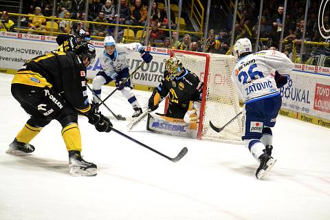 Kometa (ve světlém) prohrála šesté utkání čtvrtfinále na ledě Litvínova a sezona pro ni končí.