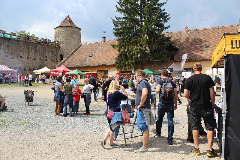 Na hradě Veveří v sobotu návštěvníci ochutnávali moravské uzené, guláš či opečené špekáčky na druhém ročníku festivalu Ochutnej Česko.