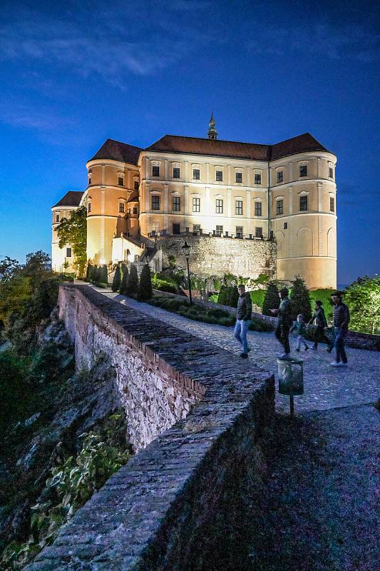 Pohled na Mikulov ve večerních hodinách je plný romantiky a dechberoucích výhledů.