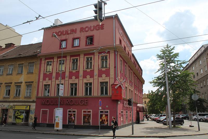 Místo známého erotického podniku Moulin Rouge má být na rohu Slovákovy a Kounicovy ulice v Brně nový polyfunkční dům.