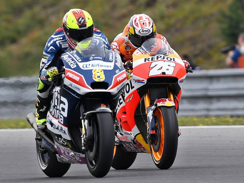 Sobotní program brněnské Grand Prix na Masarykově okruhu. Hector Barbera a Dani Pedrosa.