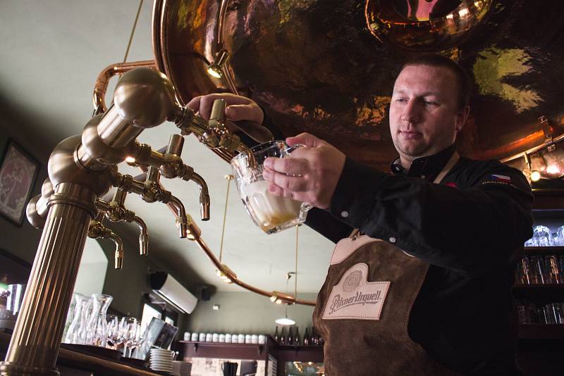 Rostislav Janko z Brna se stal jediným jihomoravským zástupcem v národním finále soutěže Pilsner Urquell Master Bartender v Plzni o nejlepšího výčepního.