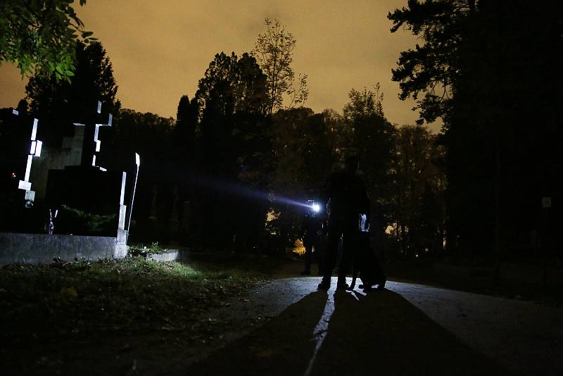 Noční hlídky Městské policie na Ústředním hřbitově v brně