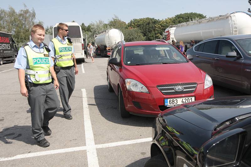 Policisté včera náhodně kontrolovali lidi a auta u motorestu Rohlenka na Brněnsku. Zloději tam totiž od začátku roku způsobili škodu už tři čtvrtě milionu.