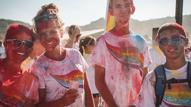 Pět tisíc účastníků v sobotu odpoledne přilákal na brněnské výstaviště pětikilometrový závod nazvaný Rainbow Run neboli duhový běh. Pořadatelé jej nazvali podle barevného prachu, který rozdávali před závodem účastníkům.