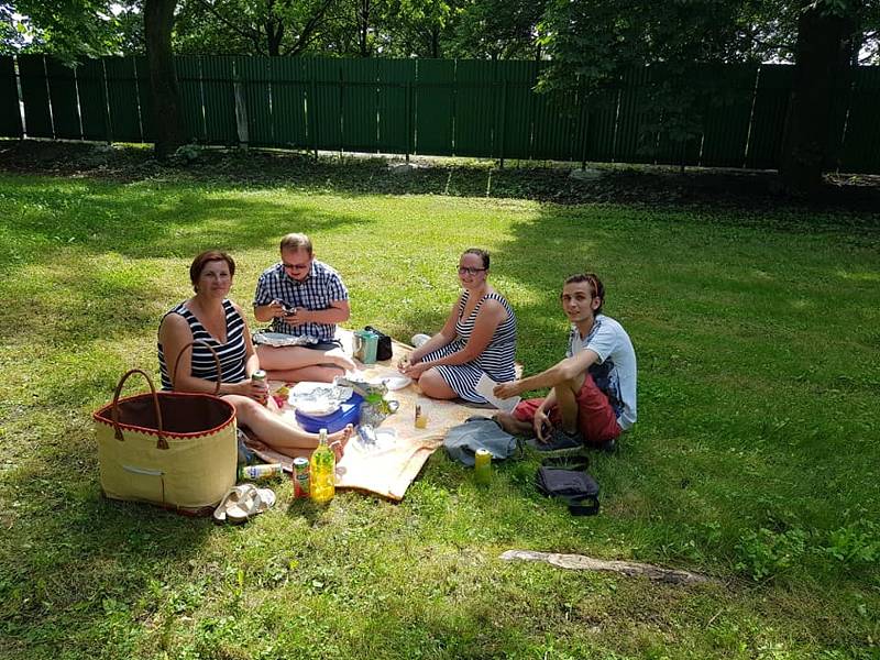 Akce Česko jde spolu na piknik vyzvala lidi z různých míst naší země, aby pořádali ve stejný čas piknik. Na snímku lośnký piknik ve Frýdku-Místku.