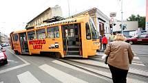 Tramvaj číslo 2 vykolejila na křižovatce Václavské a Křížové.