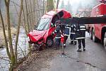 Hasiči vytahují osobní vůz Peugeot z vody.