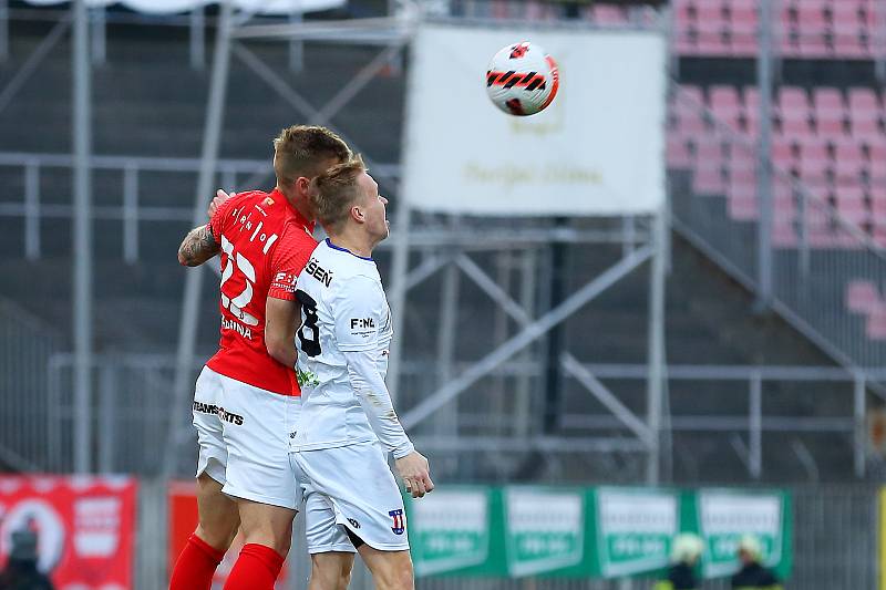 Fotbalisté Zbrojovky (v červeném) prohráli v derby s Líšní 1:3