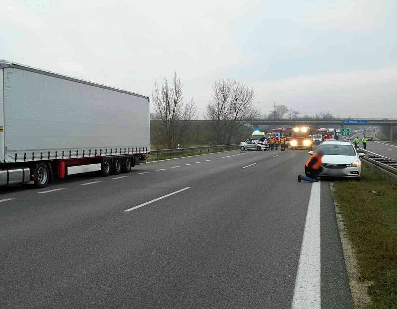 Nehoda dvou osobních aut u Pohořelic v pondělí zablokovala dopravu na dálnici D52. Krátce po půl osmé ráno na 22. kilometru kvůli ní řidiči nemohli projíždět ve směru na Brno.