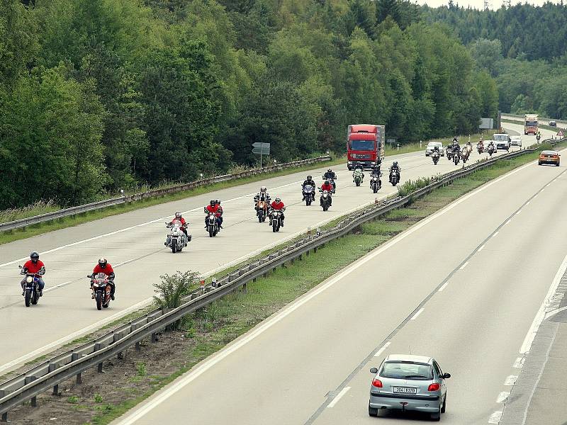 Protestní jízdy na Prahu na podporu brněnské Velké ceny se zúčastnilo několik stovek motorkářů. 