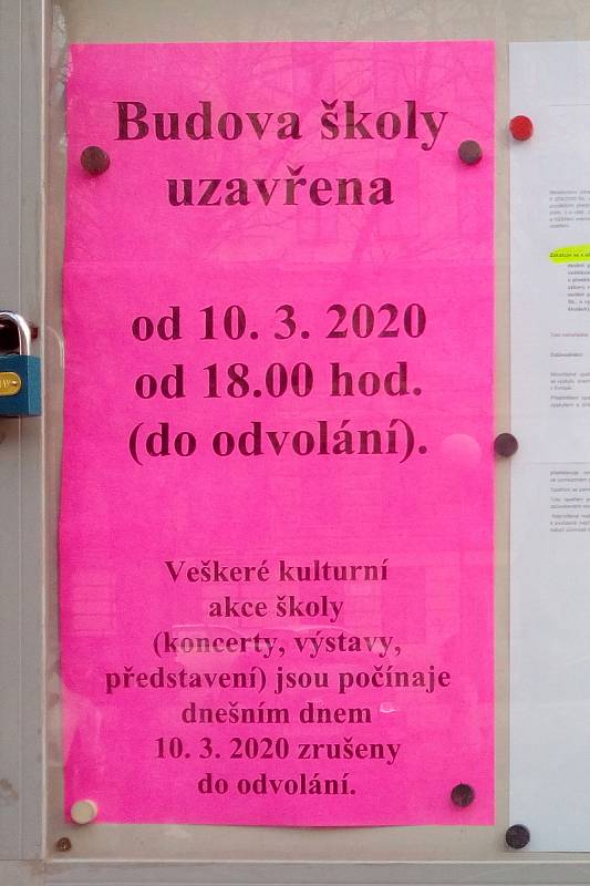 Oznámení o uzavření Základní umělecké školy Jaroslava Kvapila na třídě Kapitána Jaroše v Brně kvůli koronaviru.