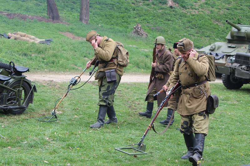 Brno, 13.4.2019 - Oblíbená akce Veveří Eichhorn byla letos věnovaná bitvě z dubna 1945 mezi německou a Rudou armádou. Nadšenci lidem předvedli napadení německé jednotky ruskými kozáky a osvobození hradu Veveří.