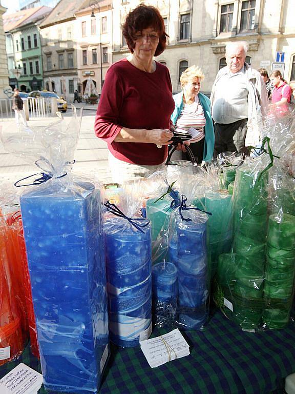 Oslava Dne Charity před brněnským kostelem svatého Jakuba.