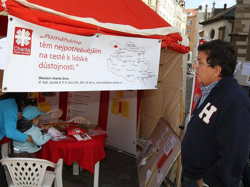 Oslava Dne Charity před brněnským kostelem svatého Jakuba.