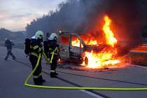 Požár dodávky likvidovali hasiči na 175. kilometru dálnice D1 ve směru na Prahu.