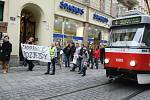 Necelých padesát lidí v úterý odpoledne dorazilo na Malinovského náměstí v Brně, aby tam projevili svůj nesouhlas s možným plánovaným zdražováním jízd v nočních autobusech.