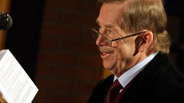 Václav Havel při četbě své hry Odcházení v divadle Husa na provázku v Brně.