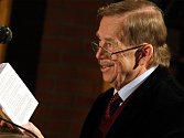 Václav Havel při četbě své hry Odcházení v divadle Husa na provázku v Brně.