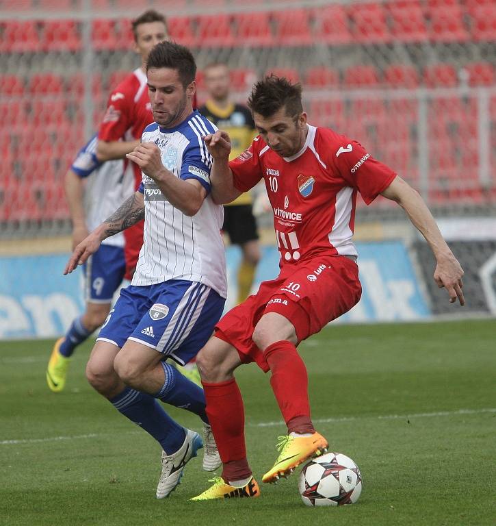 Fotbalisté Baníku Ostrava po trenérské výměně nečekaně ožili a ve 25. kola první ligy zvítězili v Brně nad Znojmem vysoko 4:0