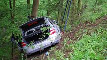 Nehoda mercedesu v lese poblíž Bílovic nad Svitavou na Brněnsku skončila v sobotu ráno tragicky.