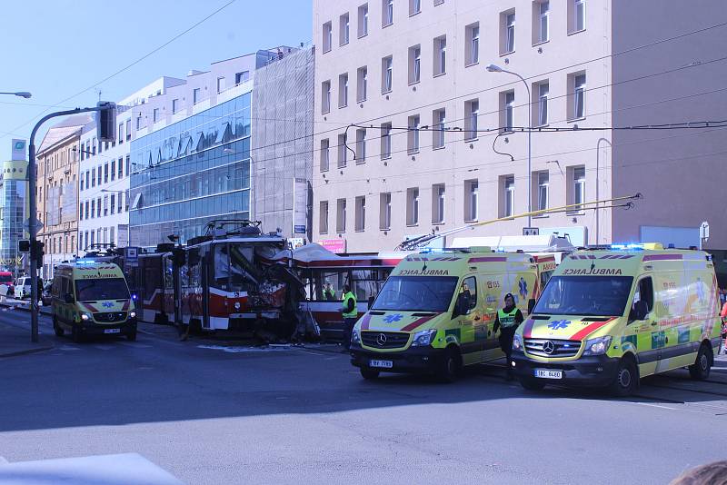 Přesně před rokem se v Křenové ulici v Brně srazil trolejbus s tramvají. Při střetu se zranilo čtyřicet lidí.