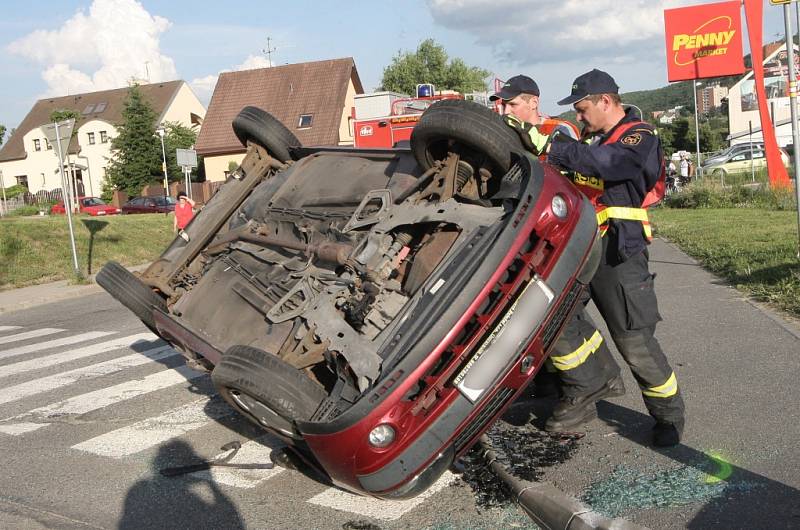 Dvěma zraněními skončila ve čtvrtek večer havárie dvou osobních automobilů v brněnské Bystrci.