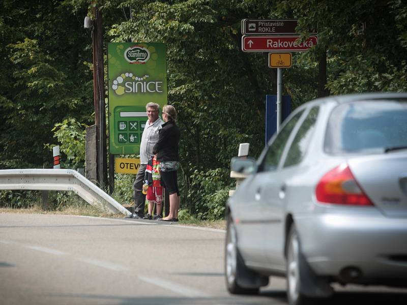 Na frekventované silnici u Brněnské přehrady se potkávají auta, cyklisté i chodci.