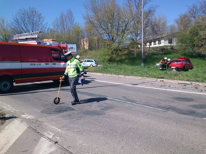 V Hradecké ulici se srazila dvě auta.