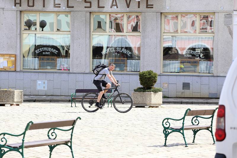 S respirátorem nebo rouškou se po Masarykově náměstí v Pelhřimově procházelo v sobotu odpoledne jen malé množství lidí. Lidé se totiž v centru města pohybovali spíše bez ochrany nosu a úst.