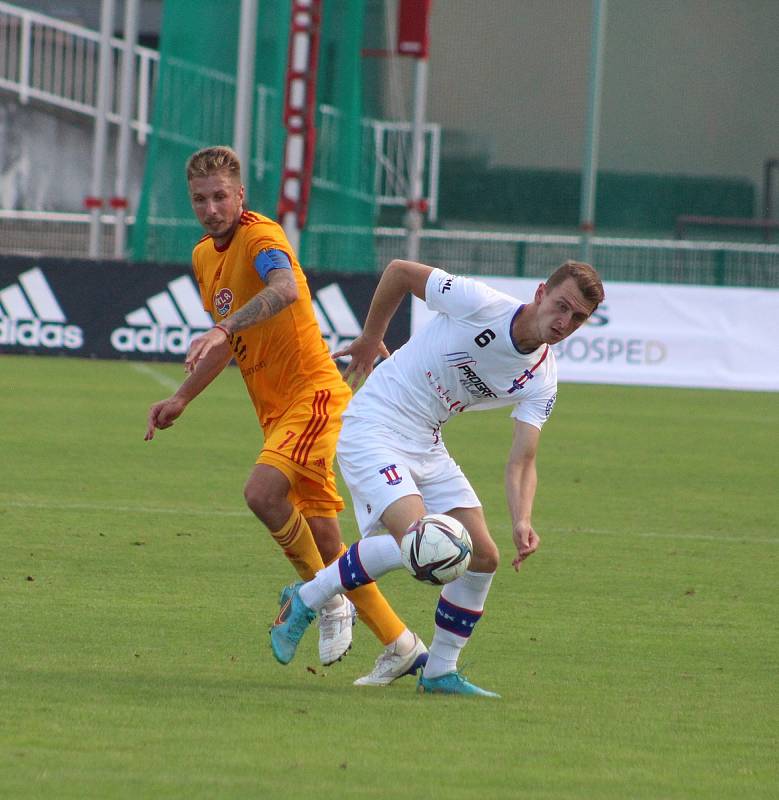 Fotbalisté Líšně (v bílém) rozhodli o výhře na Dukle až v samém závěru.