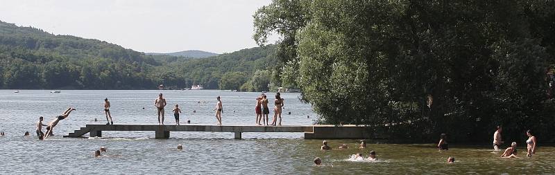 V úmorných vedrech lidé zaplnili břehy Brněnské přehrady. Sucho její vodě paradoxně svědčí. Sinice se tam nemnoží.