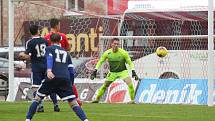 PŘI CHUTI. Fotbalisté Zbrojovky (v červeném) v přípravě přestříleli Uničov 6:0. Foto: Petr Nečas