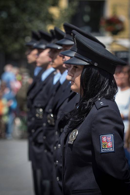 Mladí policisté v pátek na náměstí Svobody slavnostně složili slib. Na náměstí se rozdávala také ocenění.