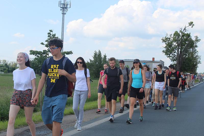 V sobotu ráno vyrazili lidé opět z Pohořelic na Pouť smíření. Připomněli si tak válečný odsun němců z Brna.